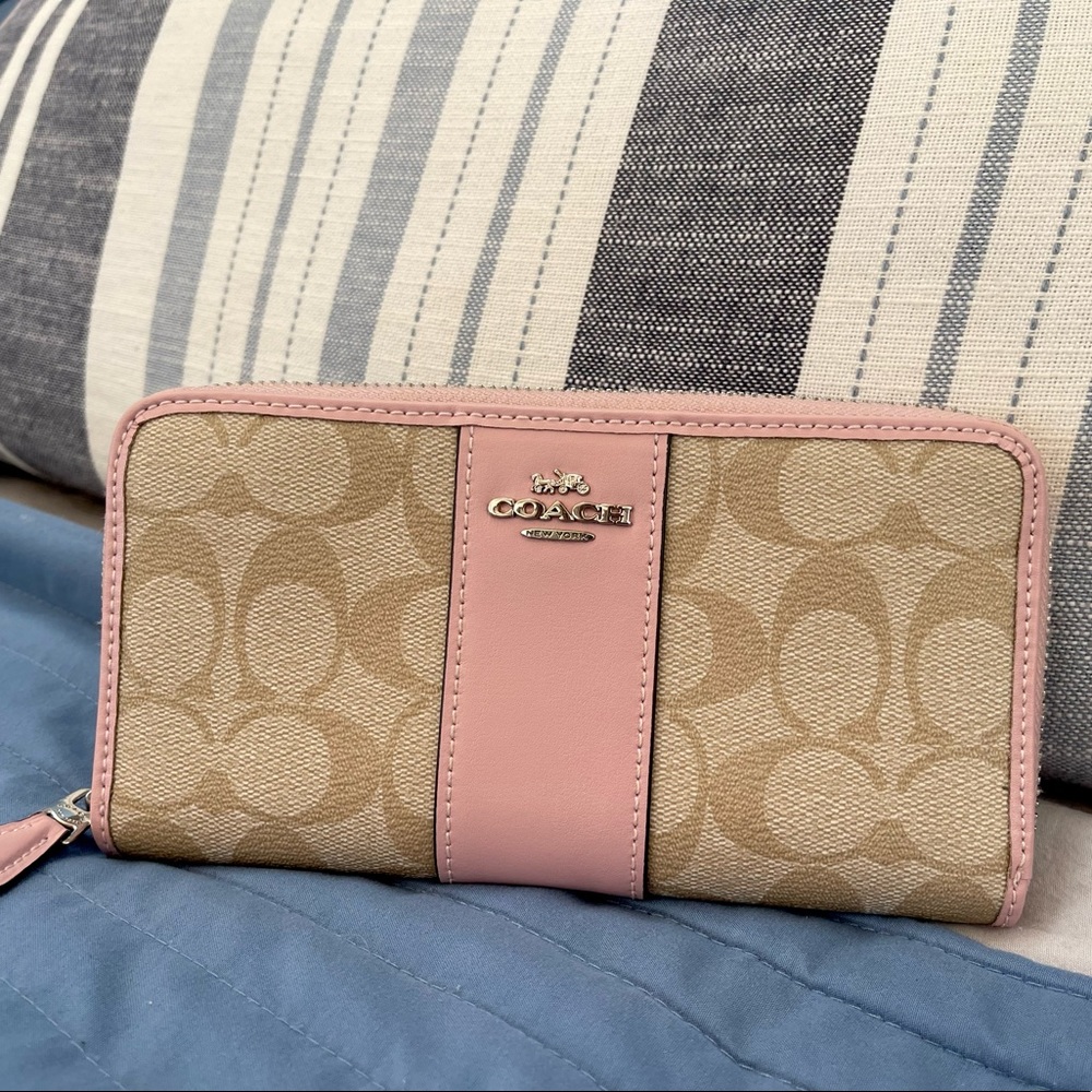 Coach Wallet 🌸 Light Khaki / Carnation